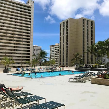 Apartamento Waikiki Banyan Oasis With Partial Ocean View, 1-Block To Beach, Free Parking Honolulu Exterior foto