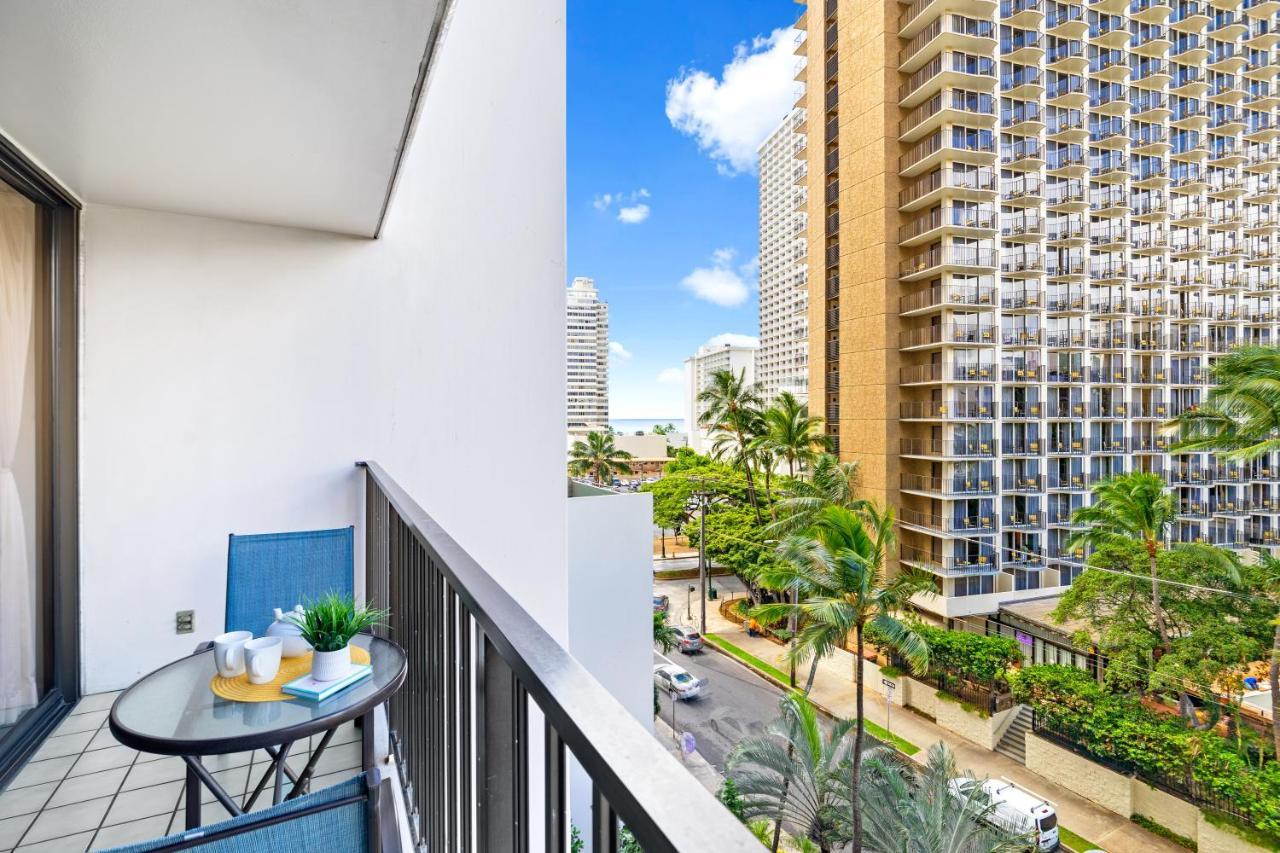 Apartamento Waikiki Banyan Oasis With Partial Ocean View, 1-Block To Beach, Free Parking Honolulu Exterior foto