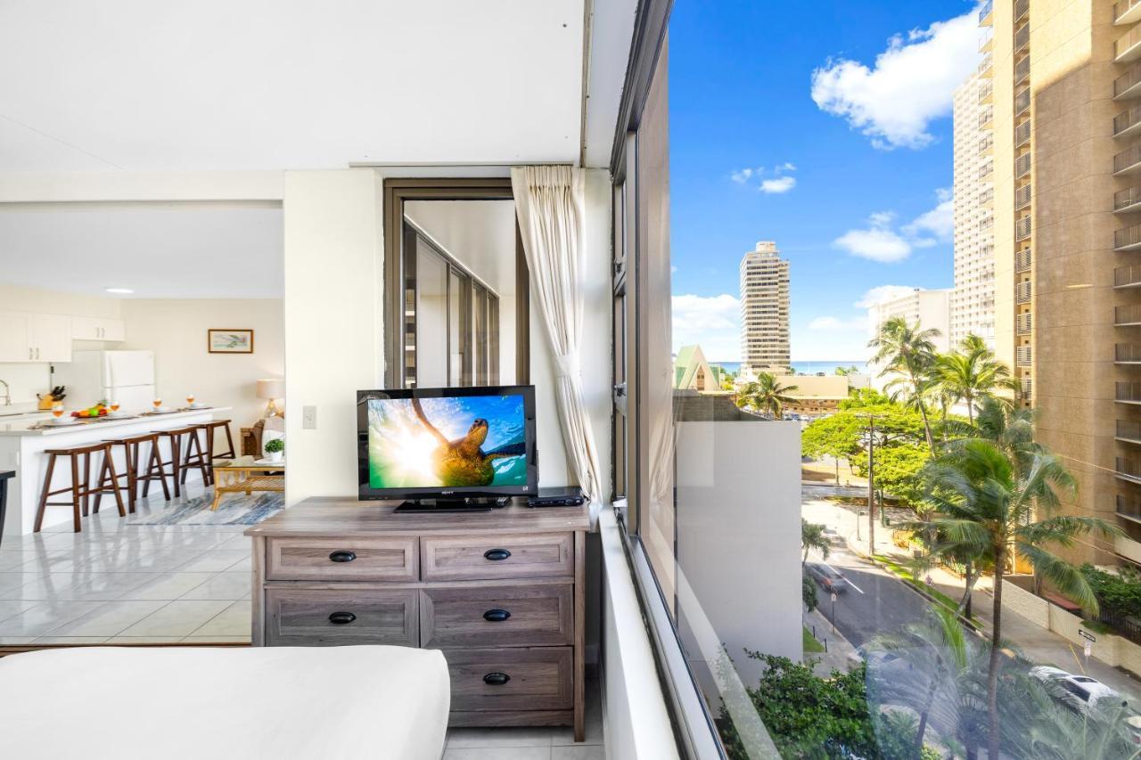 Apartamento Waikiki Banyan Oasis With Partial Ocean View, 1-Block To Beach, Free Parking Honolulu Exterior foto