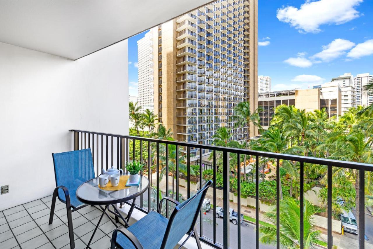 Apartamento Waikiki Banyan Oasis With Partial Ocean View, 1-Block To Beach, Free Parking Honolulu Exterior foto