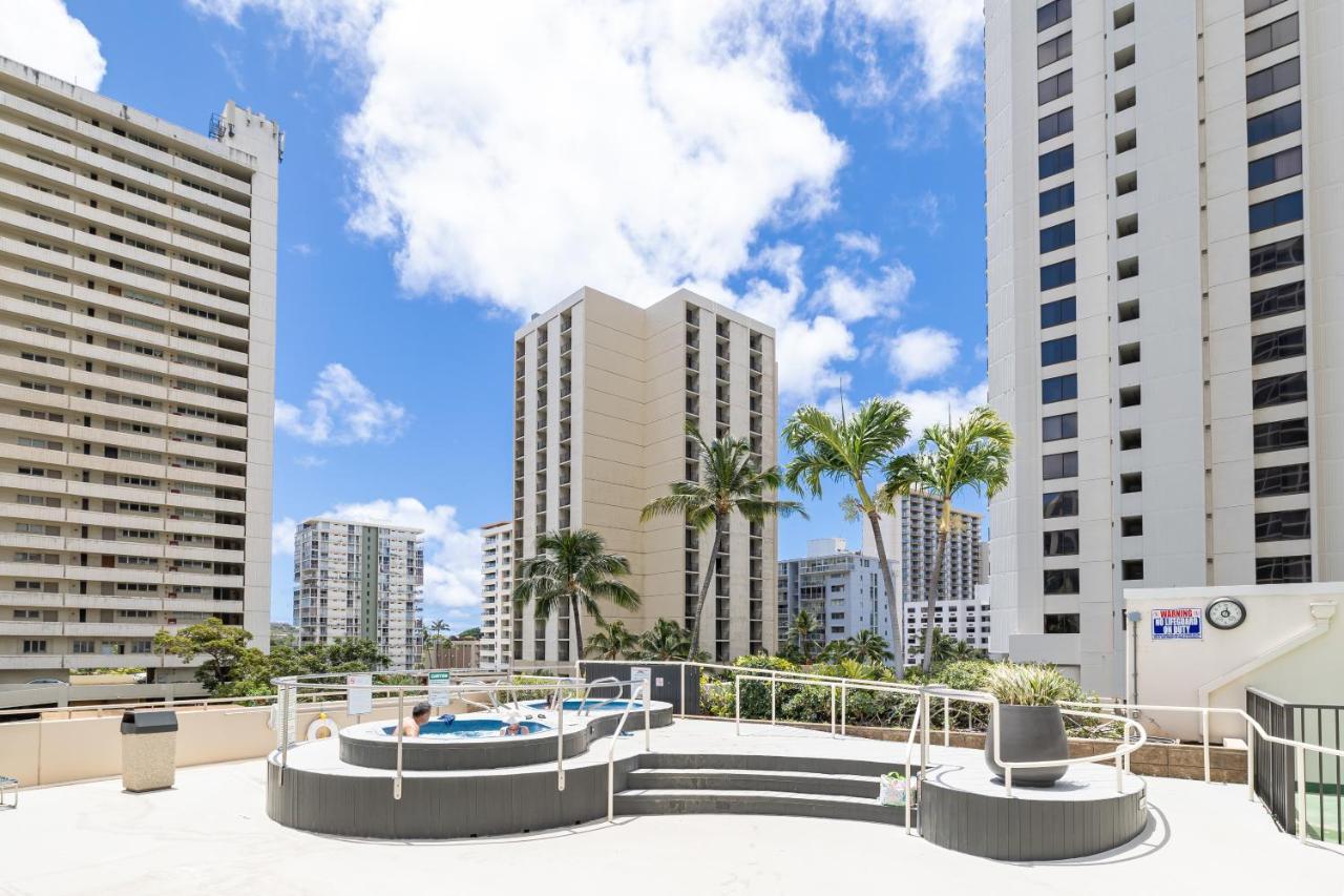 Apartamento Waikiki Banyan Oasis With Partial Ocean View, 1-Block To Beach, Free Parking Honolulu Exterior foto