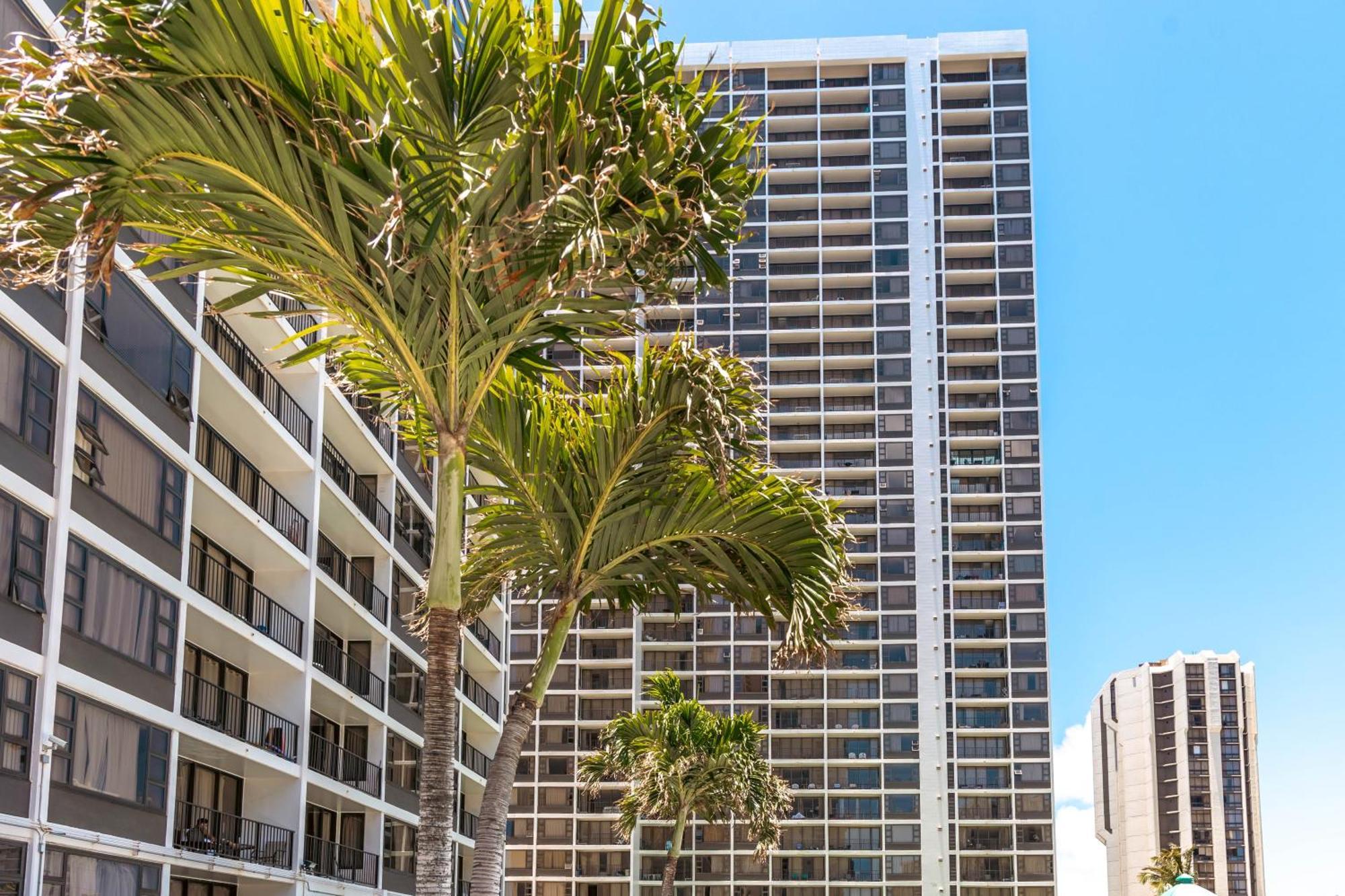 Apartamento Waikiki Banyan Oasis With Partial Ocean View, 1-Block To Beach, Free Parking Honolulu Exterior foto