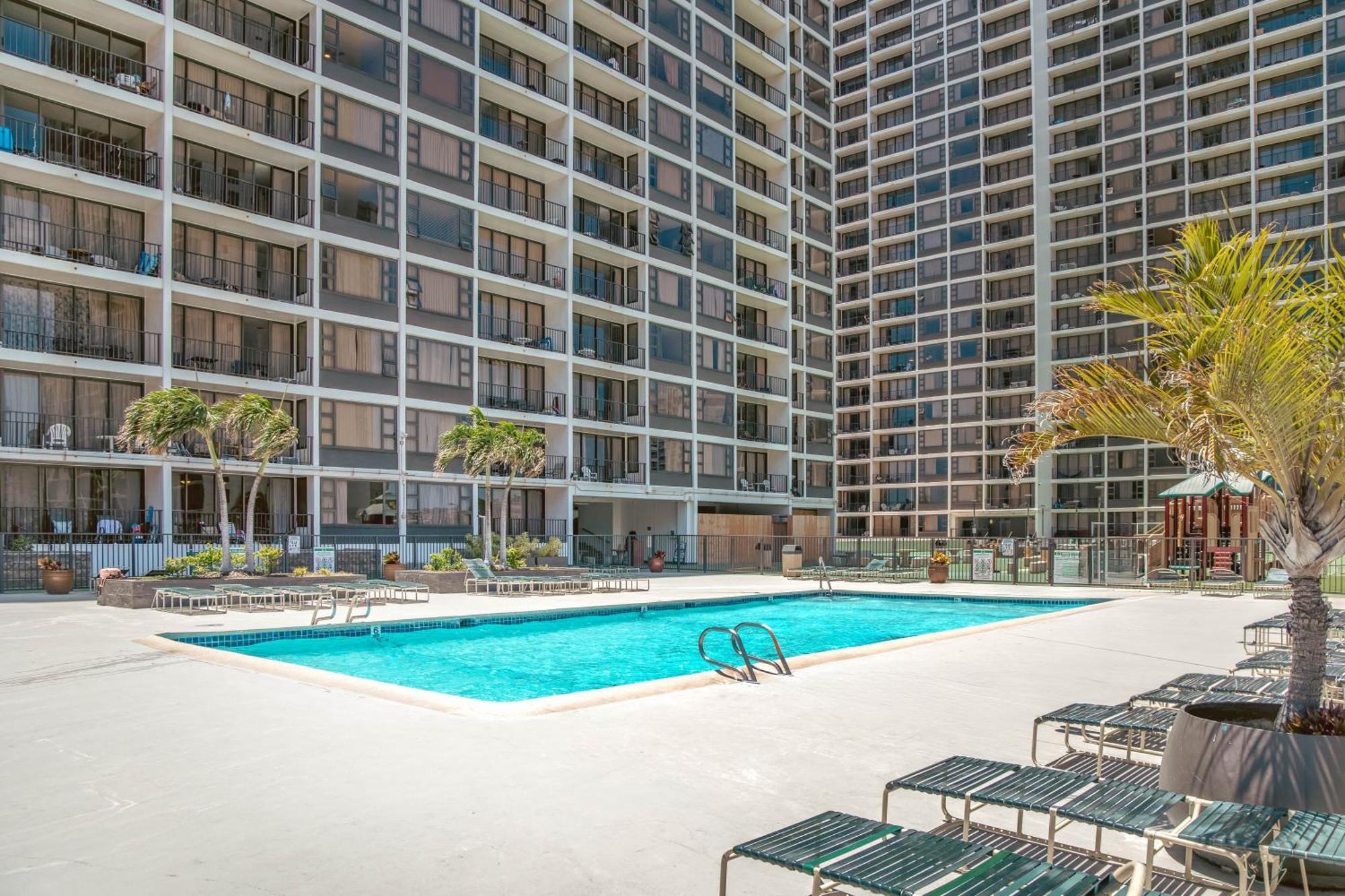 Apartamento Waikiki Banyan Oasis With Partial Ocean View, 1-Block To Beach, Free Parking Honolulu Exterior foto