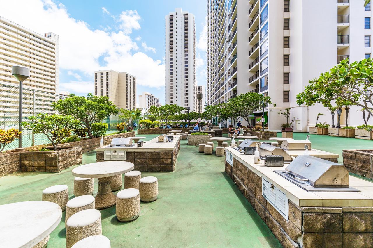 Apartamento Waikiki Banyan Oasis With Partial Ocean View, 1-Block To Beach, Free Parking Honolulu Exterior foto