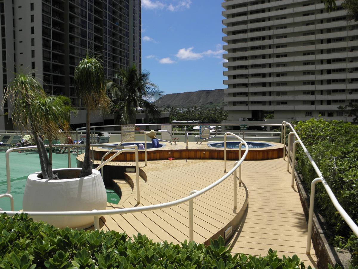 Apartamento Waikiki Banyan Oasis With Partial Ocean View, 1-Block To Beach, Free Parking Honolulu Exterior foto